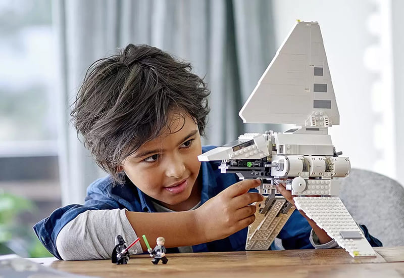 В конструкторе Lego Star Wars Имперский шаттл крылья слаживаются и разлаживаются
